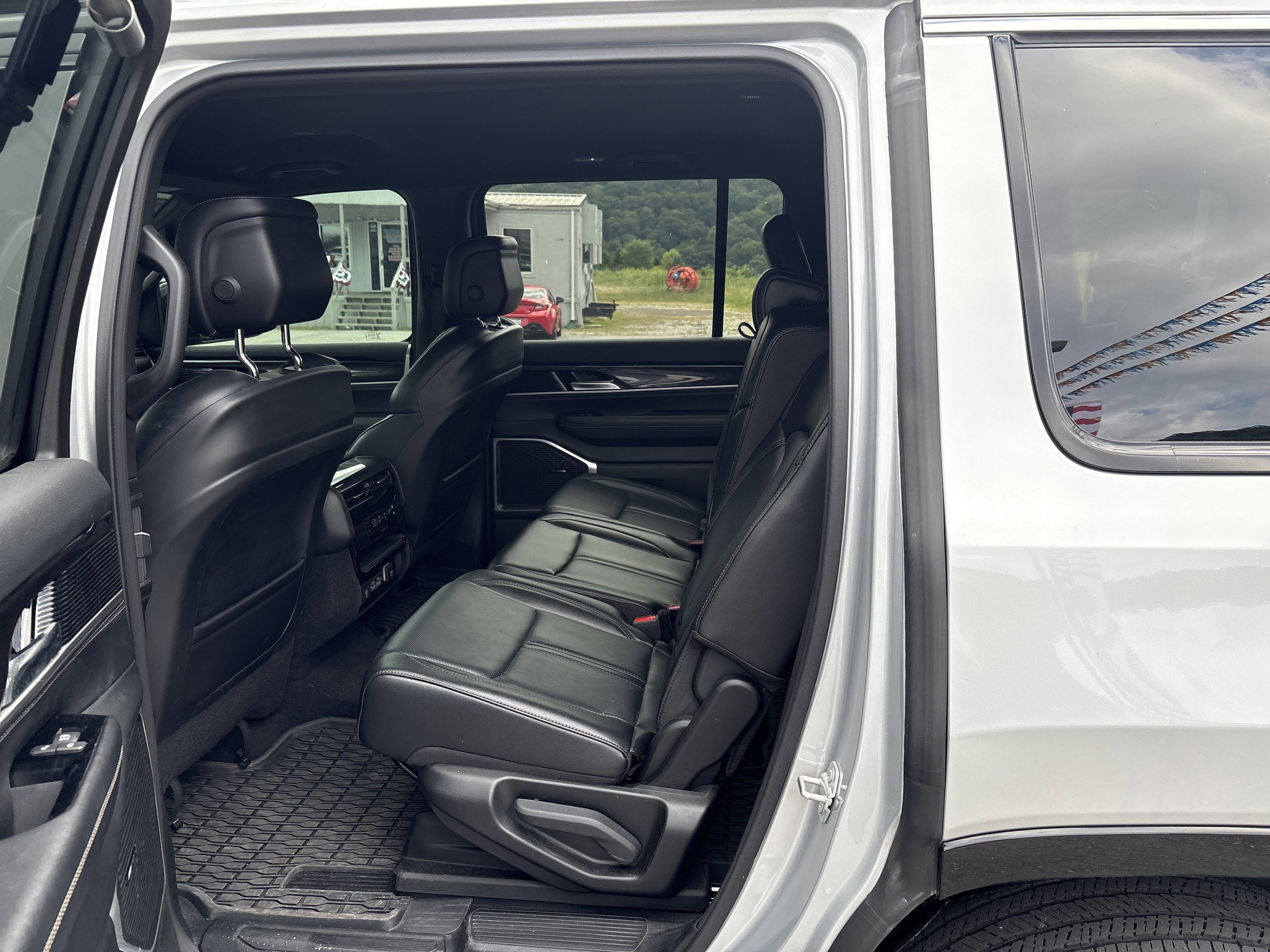 2024 Jeep Wagoneer Base