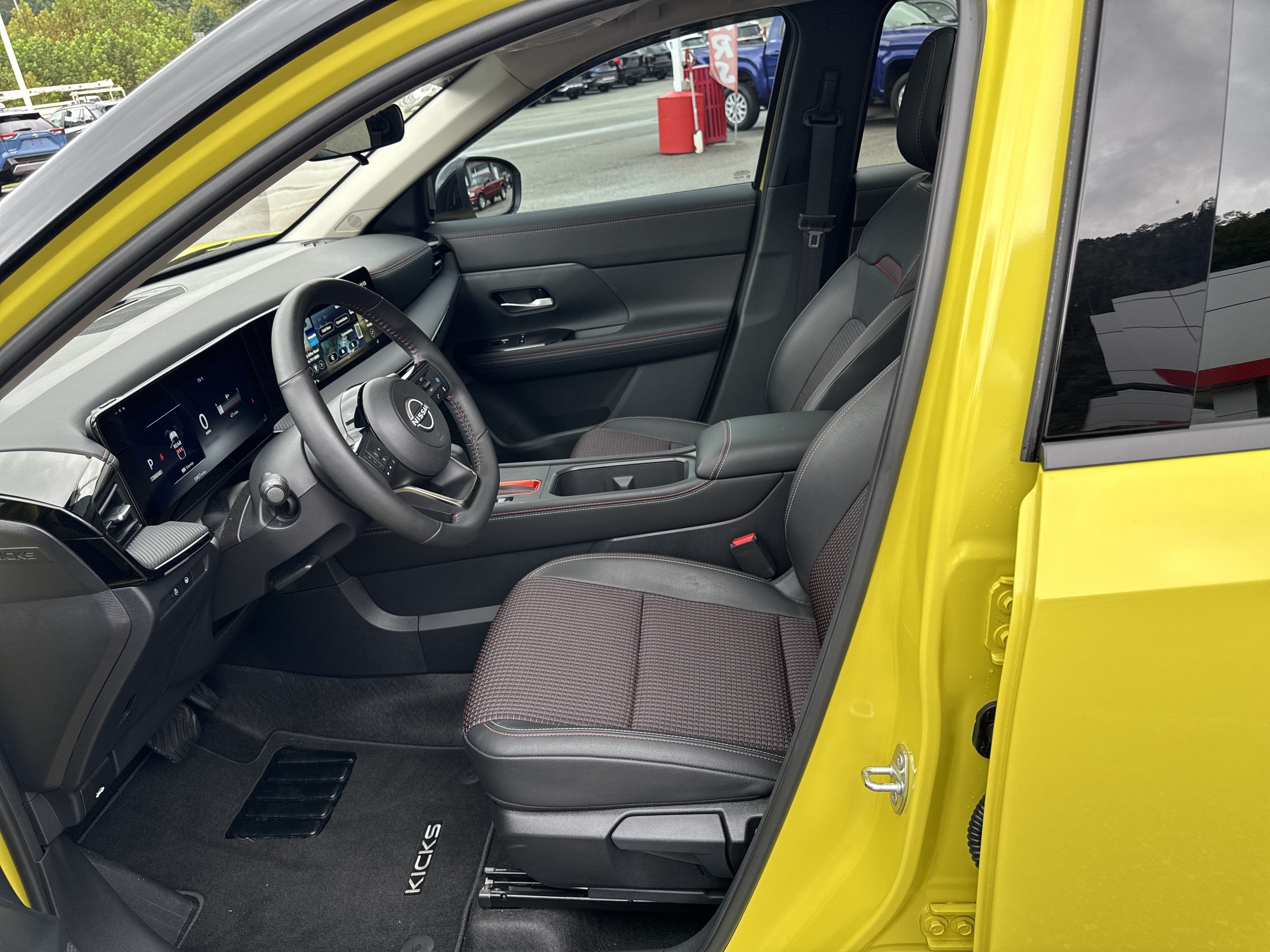 2025 Nissan Kicks SR