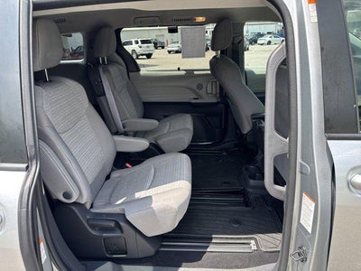 2022 Toyota Sienna LE