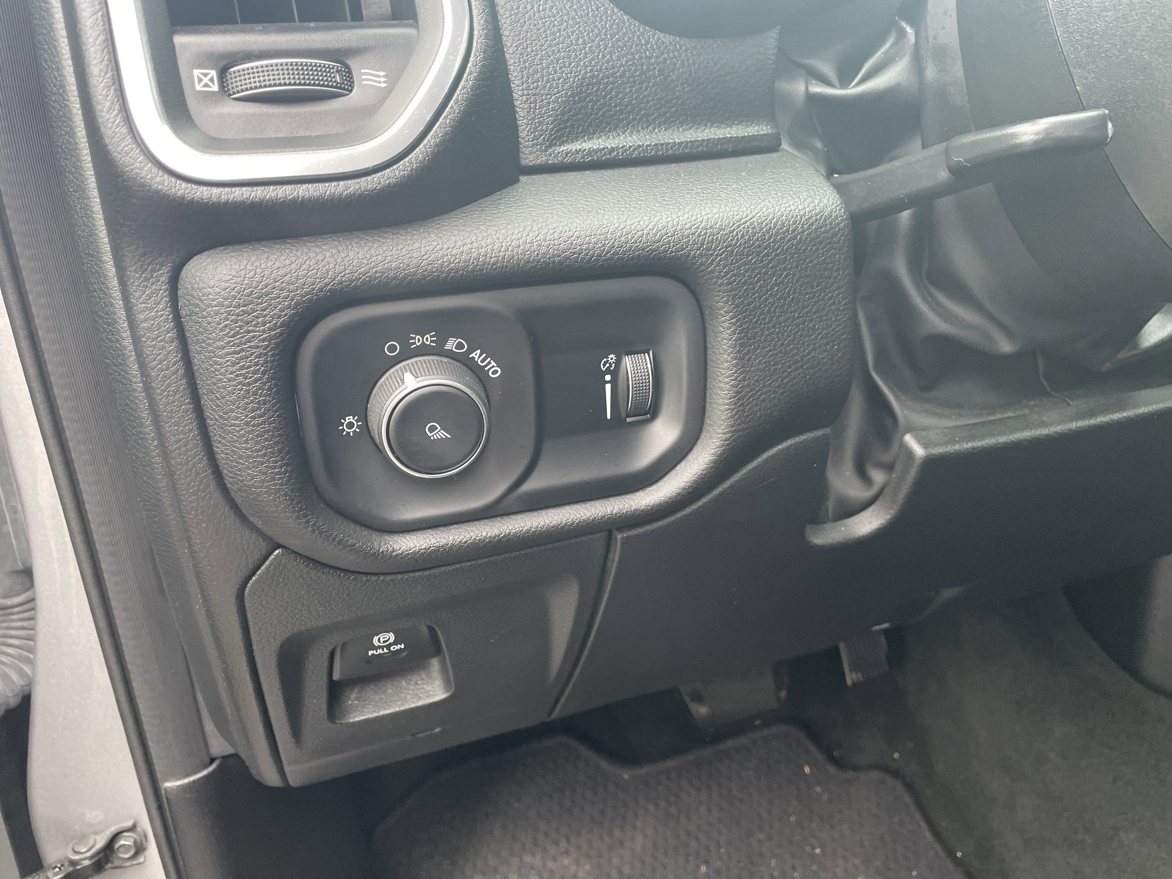 2024 RAM 1500 Laramie Crew Cab 4x4 5'7' Box