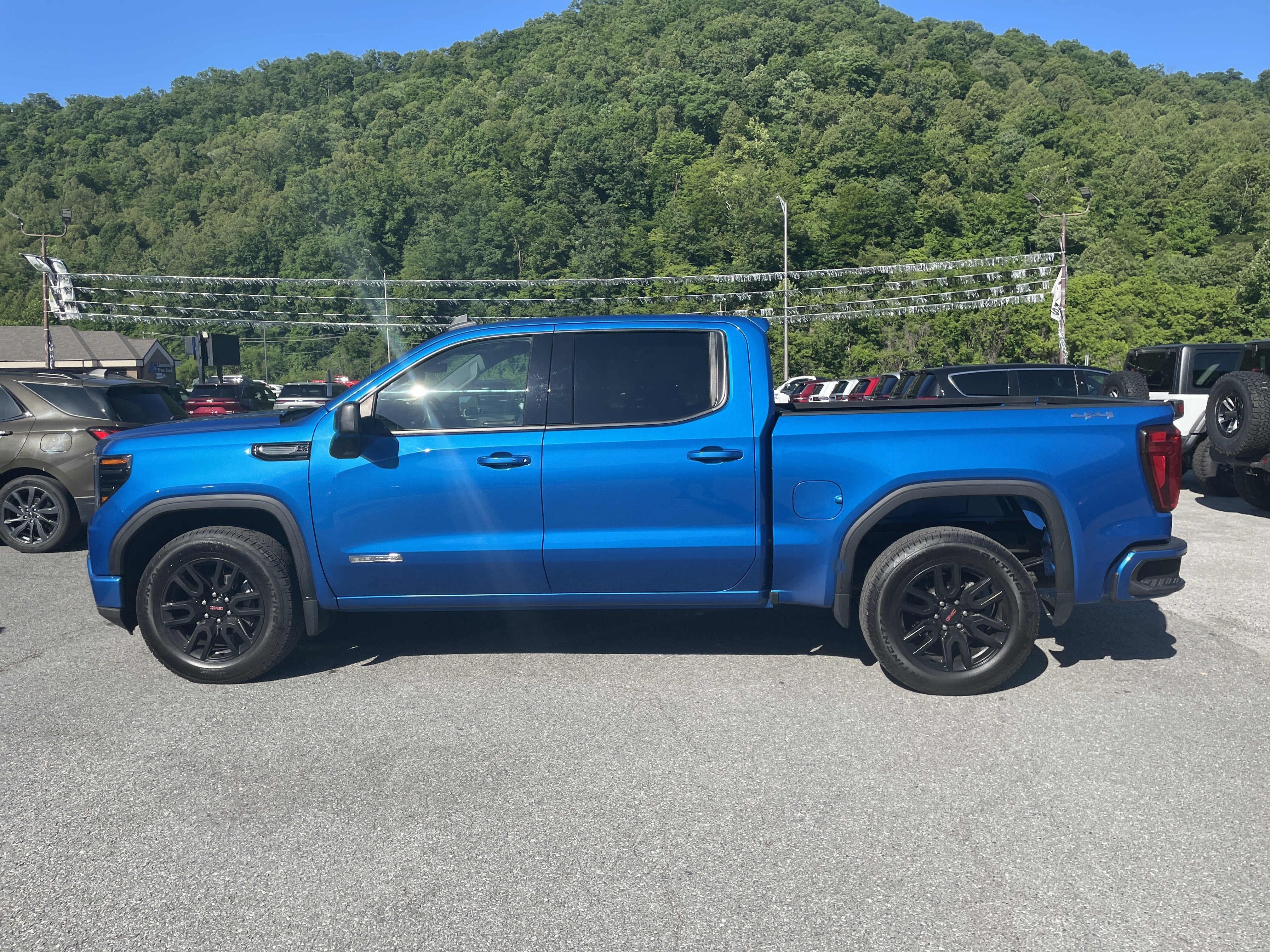 2023 GMC Sierra 1500 4WD Crew Cab Short Box Elevation with 3VL