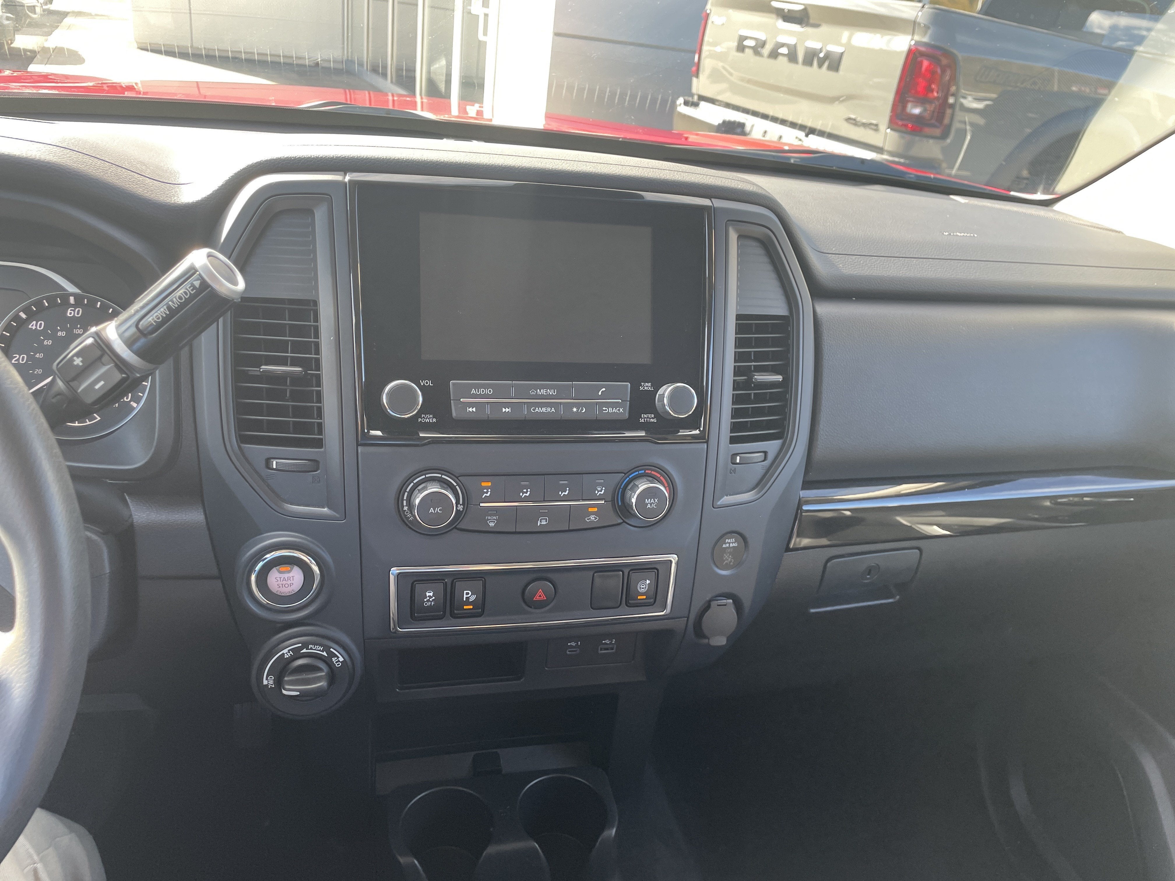 2024 Nissan TITAN Crew Cab SV 4x4