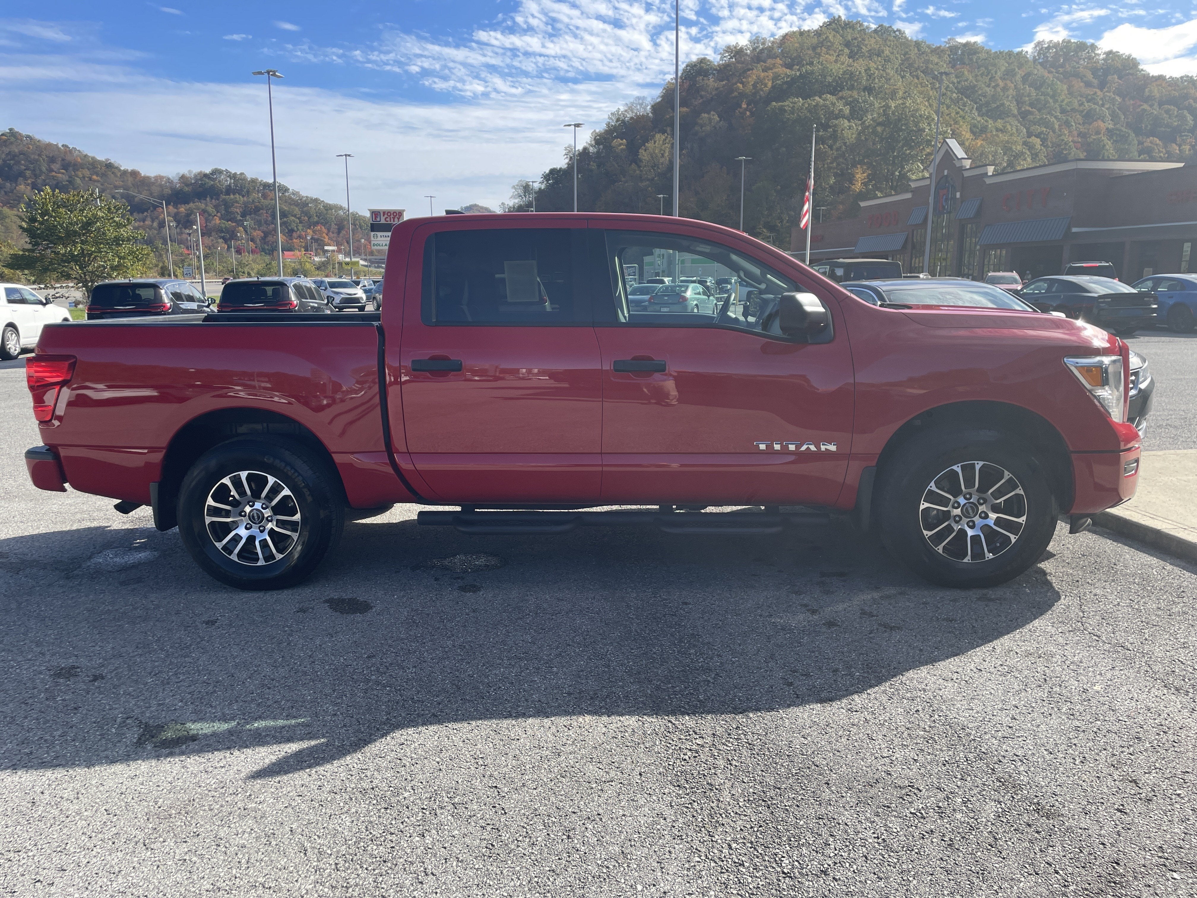 2024 Nissan TITAN Crew Cab SV 4x4