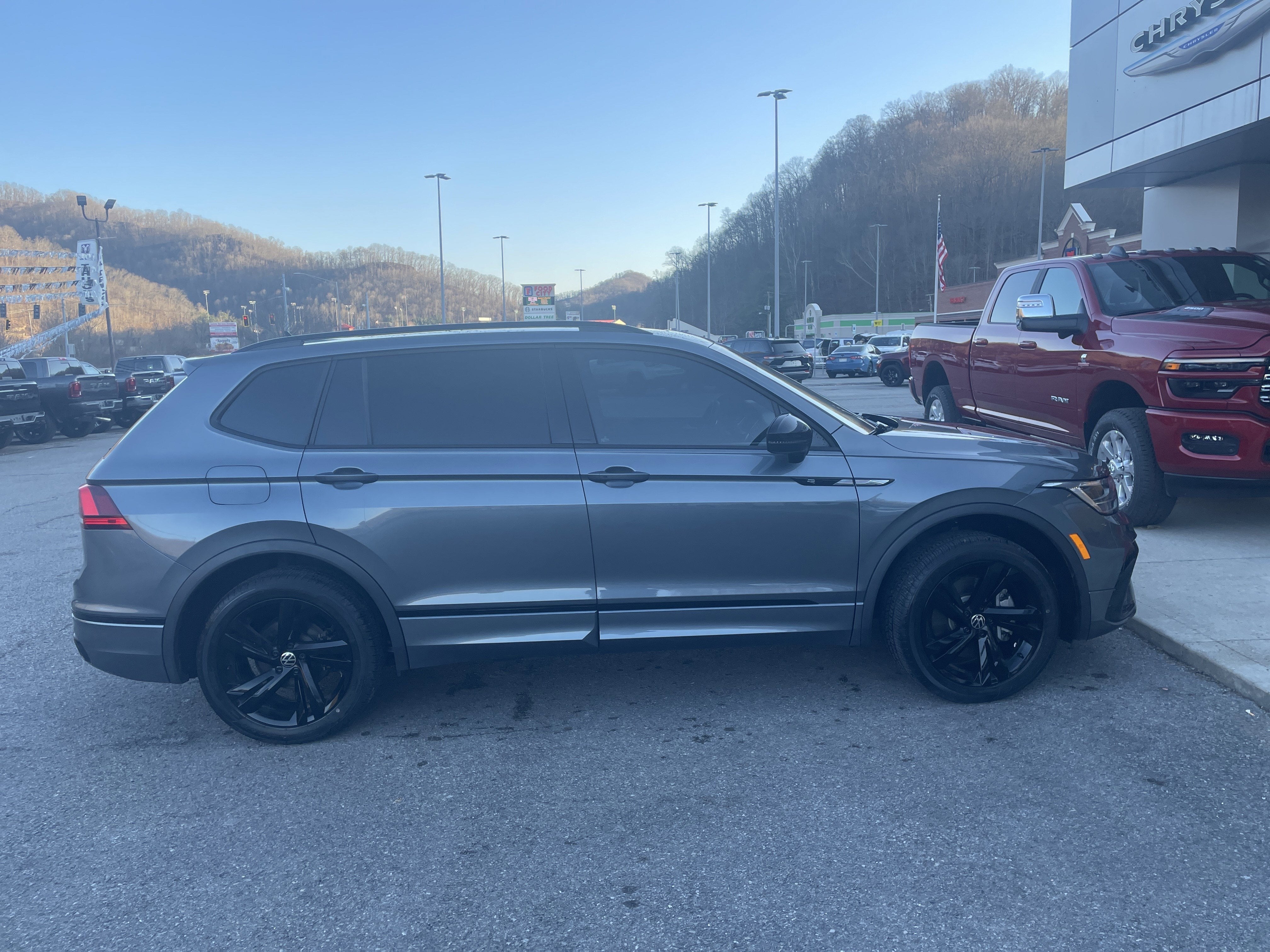 2024 Volkswagen Tiguan 2.0T SE R-Line Black