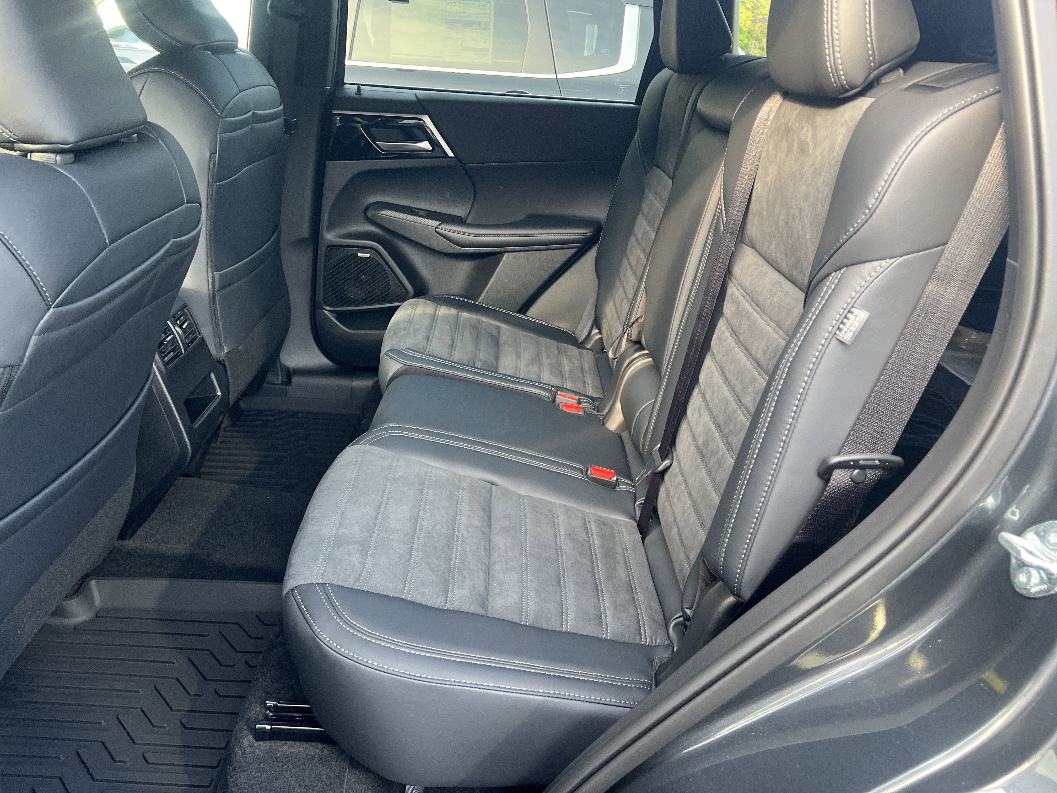 2026 Mitsubishi Outlander LE